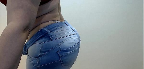  rebolando com sua calça jeans apertadinha